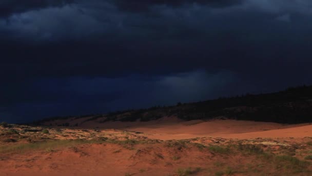 Кадри Природного Ландшафту Скелястими Горами Піщаними Темними Штормовими Рухомими Хмарами — стокове відео