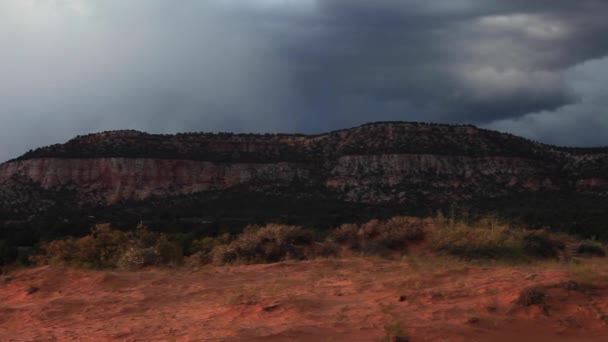 岩の多い山 砂と暗い嵐の移動雲と自然の風景の映像 — ストック動画