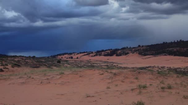 Filmación Del Paisaje Natural Con Montañas Rocosas Arena Nubes Turbulentas — Vídeos de Stock