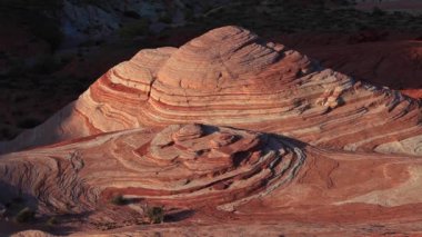 Nevada çölündeki Ateş Vadisi Parkı 'nda kaya oluşumları, ABD