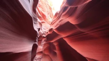 Antilop Kanyonu 'nun Arizona, ABD' deki görüntüleri. Kıvrımlı renkli çizgili kaya dalgaları, kesinlikle karmaşık bir manzara.