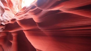 Antilop Kanyonu 'nun Arizona, ABD' deki görüntüleri. Kıvrımlı renkli çizgili kaya dalgaları, kesinlikle karmaşık bir manzara.