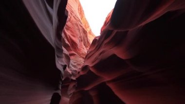 Antilop Kanyonu 'nun Arizona, ABD' deki görüntüleri. Kıvrımlı renkli çizgili kaya dalgaları, kesinlikle karmaşık bir manzara.