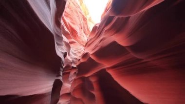 Antilop Kanyonu 'nun Arizona, ABD' deki görüntüleri. Kıvrımlı renkli çizgili kaya dalgaları, kesinlikle karmaşık bir manzara.