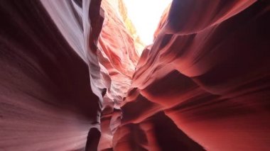 Antilop Kanyonu 'nun Arizona, ABD' deki görüntüleri. Kıvrımlı renkli çizgili kaya dalgaları, kesinlikle karmaşık bir manzara.