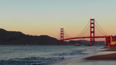 Golden Gate Köprüsü Baker Sahili 'nden gün batımında, San Francisco, Kaliforniya, ABD