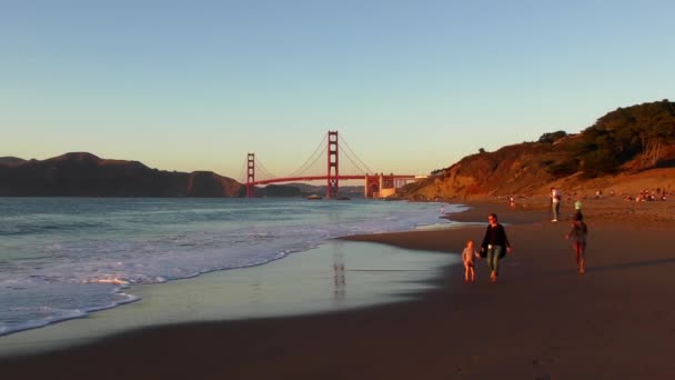 Uidentificerede Mennesker Baker Beach San Francisco Californien Golden Gate Broen – Stock-video