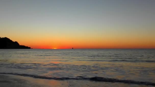 Lindo Pôr Sol Colorido Sobre Ondas Salpicantes Mar — Vídeo de Stock