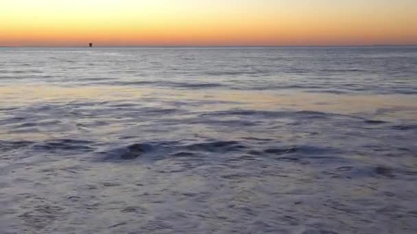 Nádherný Barevný Západ Slunce Nad Mořskými Vlnami — Stock video