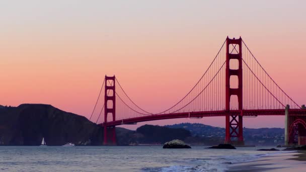 Jembatan Golden Gate Dilihat Dari Baker Beach Saat Matahari Terbenam — Stok Video