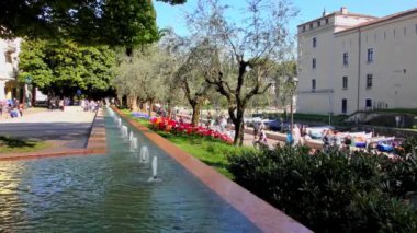 TORBOLE, İtalya - 19 Nisan 2015: Kimliği belirsiz turistlerin 19 Nisan 2015 tarihinde Torbole, Trentino, İtalya 'da çekilmiş 4K görüntüleri. Garda Gölü kuzey İtalya 'da popüler bir tatil yeridir..