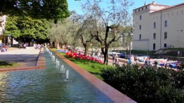 TORBOLE, İtalya - 19 Nisan 2015: Kimliği belirsiz turistlerin 19 Nisan 2015 tarihinde Torbole, Trentino, İtalya 'da çekilmiş 4K görüntüleri. Garda Gölü kuzey İtalya 'da popüler bir tatil yeridir..