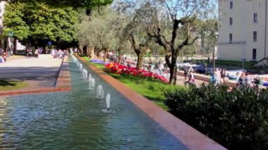 TORBOLE, İtalya - 19 Nisan 2015: Kimliği belirsiz turistlerin 19 Nisan 2015 tarihinde Torbole, Trentino, İtalya 'da çekilmiş 4K görüntüleri. Garda Gölü kuzey İtalya 'da popüler bir tatil yeridir..