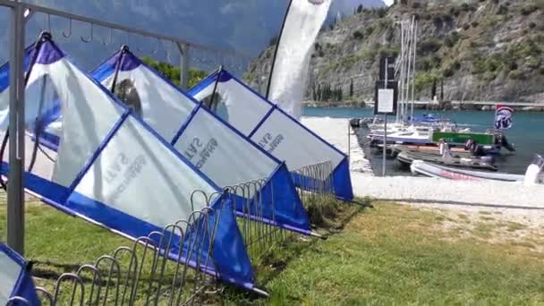 Torbole Italië April 2015 Beelden Van Een Surfwinkel April 2015 — Stockvideo