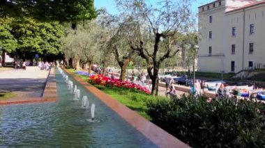 TORBOLE, İtalya - 19 Nisan 2015: Kimliği belirsiz turistlerin 19 Nisan 2015 tarihinde Torbole, Trentino, İtalya 'da çekilmiş 4K görüntüleri. Garda Gölü kuzey İtalya 'da popüler bir tatil yeridir..