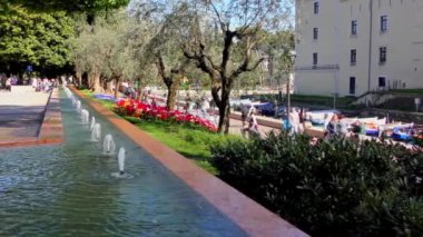 TORBOLE, İtalya - 19 Nisan 2015: Kimliği belirsiz turistlerin 19 Nisan 2015 tarihinde Torbole, Trentino, İtalya 'da çekilmiş 4K görüntüleri. Garda Gölü kuzey İtalya 'da popüler bir tatil yeridir..