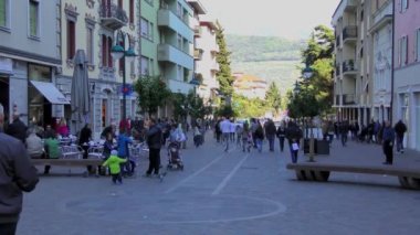RIVA DEL GARDA, İtalya - 19 Nisan 2015: Riva del Garda, İtalya 'da kimliği belirsiz turistlerin 4K görüntüleri. Garda Gölü kuzey İtalya 'da popüler bir tatil yeridir..