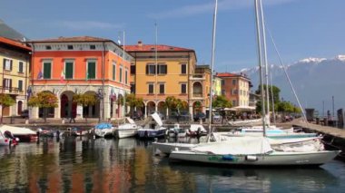 İtalya 'nın Gargnano kentinin manzaralı küçük bir tekne limanının görüntüsü..