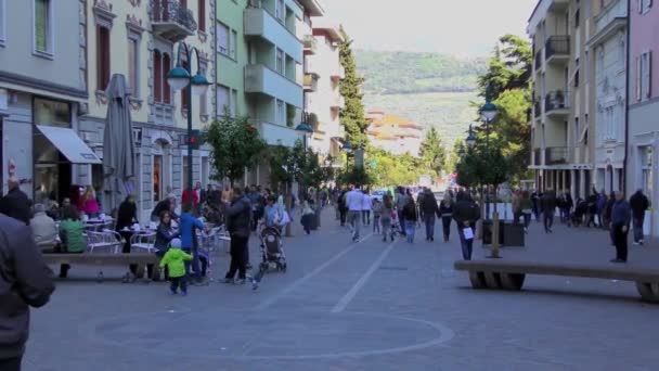 Riva Del Garda Italië April 2015 Beelden Van Onbekende Toerist — Stockvideo