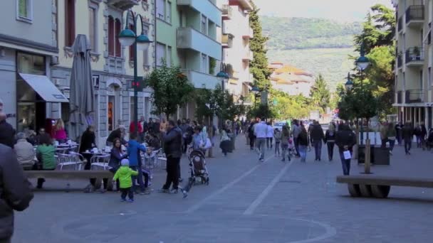 Riva Del Garda Italië April 2015 Beelden Van Onbekende Toerist — Stockvideo