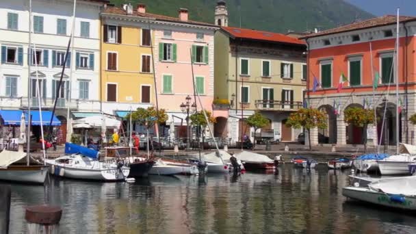イタリアのガルニャーノの旧市街を望む小さなボート港の映像 — ストック動画