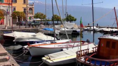 İtalya 'nın Gargnano kentinin manzaralı küçük bir tekne limanının görüntüsü..