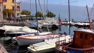 İtalya 'nın Gargnano kentinin manzaralı küçük bir tekne limanının görüntüsü..