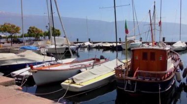 İtalya 'nın Gargnano kentinin manzaralı küçük bir tekne limanının görüntüsü..