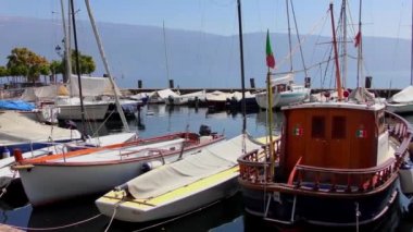 İtalya 'nın Gargnano kentinin manzaralı küçük bir tekne limanının görüntüsü..