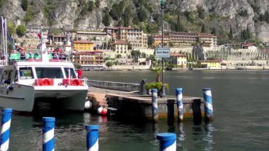 LiMone SUL GARDA, İtalya - 20 Nisan 2015: Limon Konsolosu Garda 'nın 20 Nisan 2015' te Garda Gölü 'ndeki 4K görüntüleri. Garda Gölü kuzey İtalya 'da popüler bir tatil yeridir..