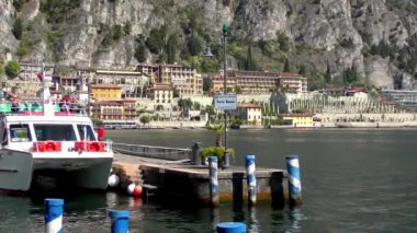 LiMone SUL GARDA, İtalya - 20 Nisan 2015: Limon Konsolosu Garda 'nın 20 Nisan 2015' te Garda Gölü 'ndeki 4K görüntüleri. Garda Gölü kuzey İtalya 'da popüler bir tatil yeridir..