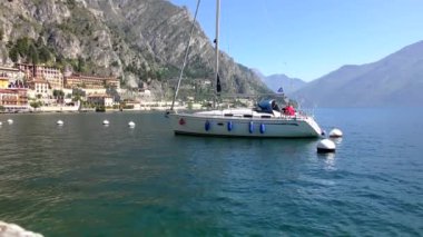 LiMone SUL GARDA, İtalya - 20 Nisan 2015: Limon Konsolosu Garda 'nın 20 Nisan 2015' te Garda Gölü 'ndeki 4K görüntüleri. Garda Gölü kuzey İtalya 'da popüler bir tatil yeridir..