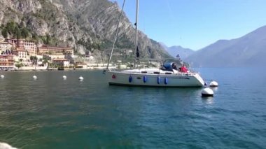 LiMone SUL GARDA, İtalya - 20 Nisan 2015: Limon Konsolosu Garda 'nın 20 Nisan 2015' te Garda Gölü 'ndeki 4K görüntüleri. Garda Gölü kuzey İtalya 'da popüler bir tatil yeridir..