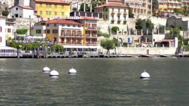 LiMone SUL GARDA, İtalya - 20 Nisan 2015: Limon Konsolosu Garda 'nın 20 Nisan 2015' te Garda Gölü 'ndeki 4K görüntüleri. Garda Gölü kuzey İtalya 'da popüler bir tatil yeridir..