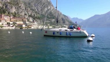 LiMone SUL GARDA, İtalya - 20 Nisan 2015: Limon Konsolosu Garda 'nın 20 Nisan 2015' te Garda Gölü 'ndeki 4K görüntüleri. Garda Gölü kuzey İtalya 'da popüler bir tatil yeridir..
