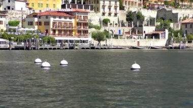 LiMone SUL GARDA, İtalya - 20 Nisan 2015: Limon Konsolosu Garda 'nın 20 Nisan 2015' te Garda Gölü 'ndeki 4K görüntüleri. Garda Gölü kuzey İtalya 'da popüler bir tatil yeridir..