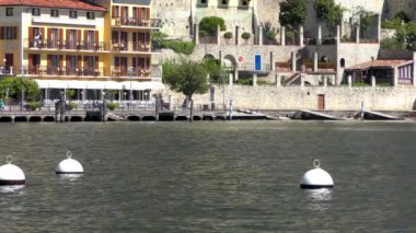 LiMone SUL GARDA, İtalya - 20 Nisan 2015: Limon Konsolosu Garda 'nın 20 Nisan 2015' te Garda Gölü 'ndeki 4K görüntüleri. Garda Gölü kuzey İtalya 'da popüler bir tatil yeridir..