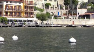 LiMone SUL GARDA, İtalya - 20 Nisan 2015: Limon Konsolosu Garda 'nın 20 Nisan 2015' te Garda Gölü 'ndeki 4K görüntüleri. Garda Gölü kuzey İtalya 'da popüler bir tatil yeridir..