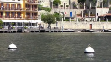 LiMone SUL GARDA, İtalya - 20 Nisan 2015: Limon Konsolosu Garda 'nın 20 Nisan 2015' te Garda Gölü 'ndeki 4K görüntüleri. Garda Gölü kuzey İtalya 'da popüler bir tatil yeridir..