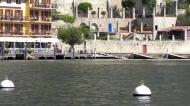 LiMone SUL GARDA, İtalya - 20 Nisan 2015: Limon Konsolosu Garda 'nın 20 Nisan 2015' te Garda Gölü 'ndeki 4K görüntüleri. Garda Gölü kuzey İtalya 'da popüler bir tatil yeridir..