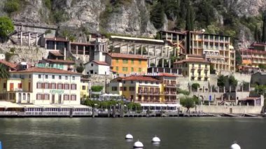 LiMone SUL GARDA, İtalya - 20 Nisan 2015: Limon Konsolosu Garda 'nın 20 Nisan 2015' te Garda Gölü 'ndeki 4K görüntüleri. Garda Gölü kuzey İtalya 'da popüler bir tatil yeridir..