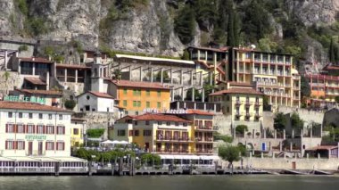 LiMone SUL GARDA, İtalya - 20 Nisan 2015: Limon Konsolosu Garda 'nın 20 Nisan 2015' te Garda Gölü 'ndeki 4K görüntüleri. Garda Gölü kuzey İtalya 'da popüler bir tatil yeridir..