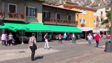 LiMone SUL GARDA, İtalya - 20 Nisan 2015: Limon Konsolosu Garda 'nın 20 Nisan 2015' te Garda Gölü 'ndeki 4K görüntüleri. Garda Gölü kuzey İtalya 'da popüler bir tatil yeridir..