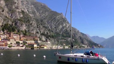 LiMone SUL GARDA, İtalya - 20 Nisan 2015: Limon Konsolosu Garda 'nın 20 Nisan 2015' te Garda Gölü 'ndeki 4K görüntüleri. Garda Gölü kuzey İtalya 'da popüler bir tatil yeridir..