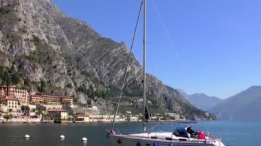 LiMone SUL GARDA, İtalya - 20 Nisan 2015: Limon Konsolosu Garda 'nın 20 Nisan 2015' te Garda Gölü 'ndeki 4K görüntüleri. Garda Gölü kuzey İtalya 'da popüler bir tatil yeridir..