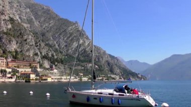 LiMone SUL GARDA, İtalya - 20 Nisan 2015: Limon Konsolosu Garda 'nın 20 Nisan 2015' te Garda Gölü 'ndeki 4K görüntüleri. Garda Gölü kuzey İtalya 'da popüler bir tatil yeridir..