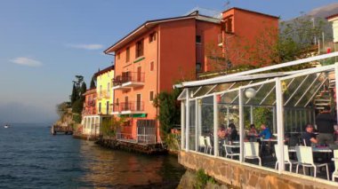 MALCESINE, ITALY - 20 Nisan 2015: Malcesine Hanedanı, Malcesine, Garda Gölü, Trentino, İtalya. Garda Gölü kuzey İtalya 'da popüler bir tatil yeridir..