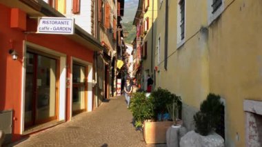 MALCESINE, ITALY - 20 Nisan 2015: Tarihi şehir merkezinin 20 Nisan 2015 tarihinde Malcesine 'deki Garda Gölü, Trentino, İtalya' daki 4K görüntüleri. Garda Gölü kuzey İtalya 'da popüler bir tatil yeridir..