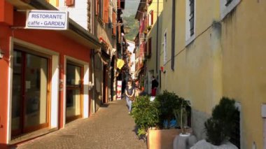 MALCESINE, ITALY - 20 Nisan 2015: Tarihi şehir merkezinin 20 Nisan 2015 tarihinde Malcesine 'deki Garda Gölü, Trentino, İtalya' daki 4K görüntüleri. Garda Gölü kuzey İtalya 'da popüler bir tatil yeridir..