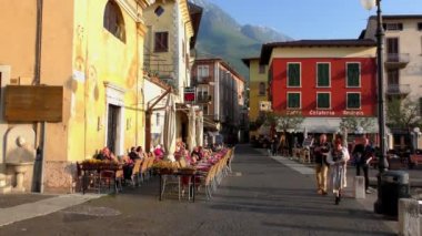 MALCESINE, ITALY - 20 Nisan 2015: Malcesine Hanedanı, Malcesine, Garda Gölü, Trentino, İtalya. Garda Gölü kuzey İtalya 'da popüler bir tatil yeridir..